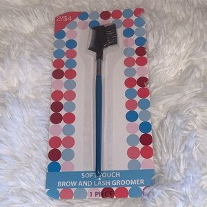 Eyebrow brush